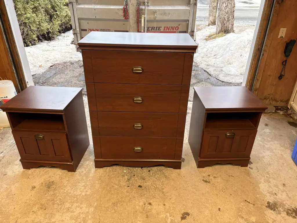Enlèvement de meubles de chambre, commode et tables de nuit, Ramasse Vite Montréal
